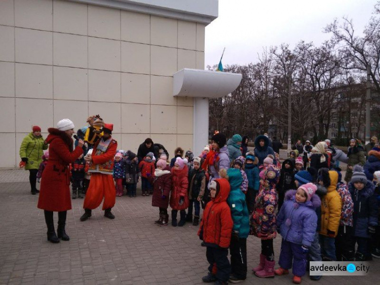 “Ёлочка, гори!”: в Авдеевке торжественно открыли главную городскую елку (ФОТО)