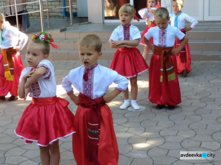 Авдеевка: дети и воины приняли участие в мероприятиях ко Дню флага (ФОТО)