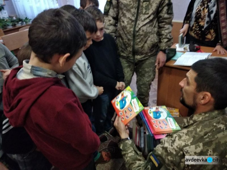 Авдеевские «симики» доставили подарки детям и военным, а также помогли вернуть свет (ФОТО)