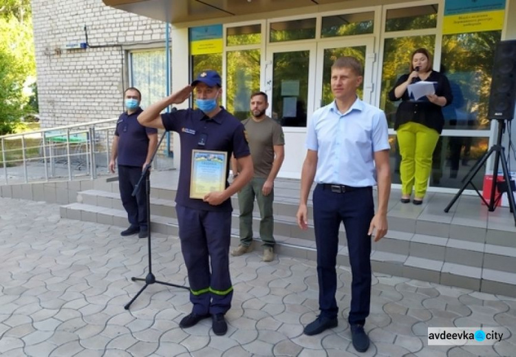 В День спасателя в Авдеевке провели торжественное награждение