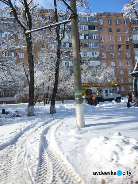 ФОТОФАКТ: авдеевские коммунальщики устраняют последствия снегопада