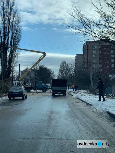 В Авдеевке коммунальщики удаляют аварийные деревья