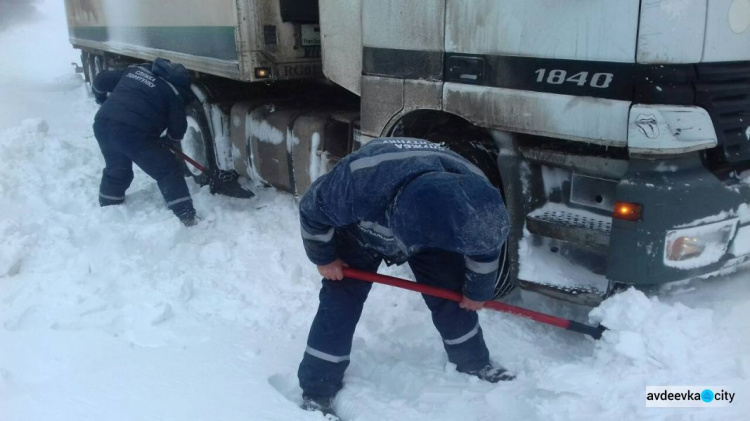 Более 200 человек стали заложниками непогоды в Донецкой области (ФОТО)