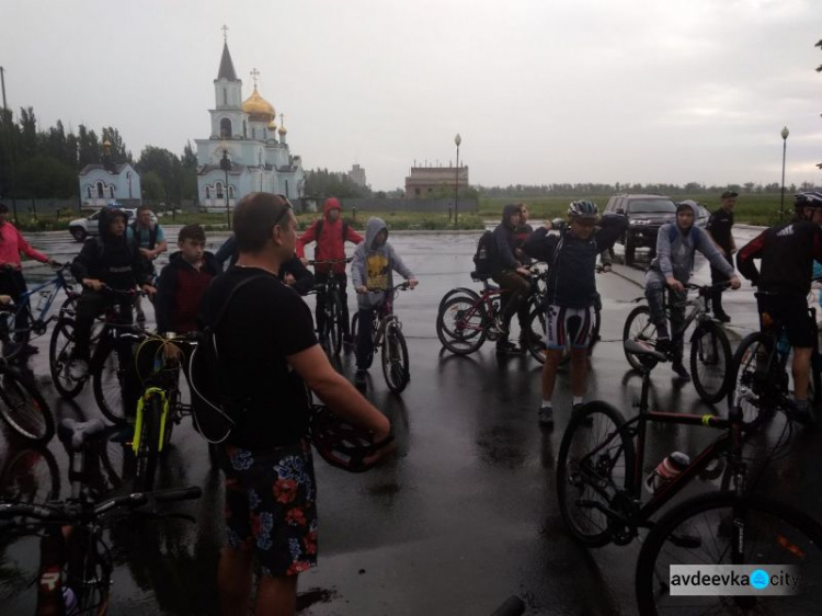 Мокрый" велопробег: в Авдеевке под дождём стартовал заезд велосипедистов (ФОТО)