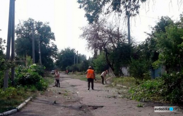 Коммунальщики Авдеевки в "чистый четверг" навели порядок на одной из улиц в старой части города (ФОТО)