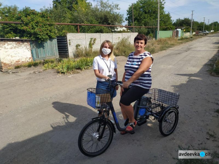 Двум авдеевским активистам вручили электровелосипеды