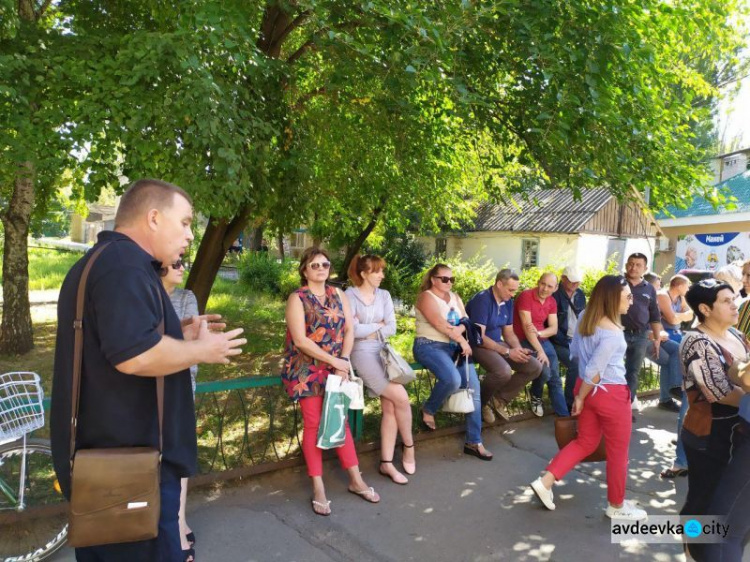 В Авдеевке сотрудники коммунального предприятия массово увольняются и бунтуют (ВИДЕО/ФОТОФАКТ)