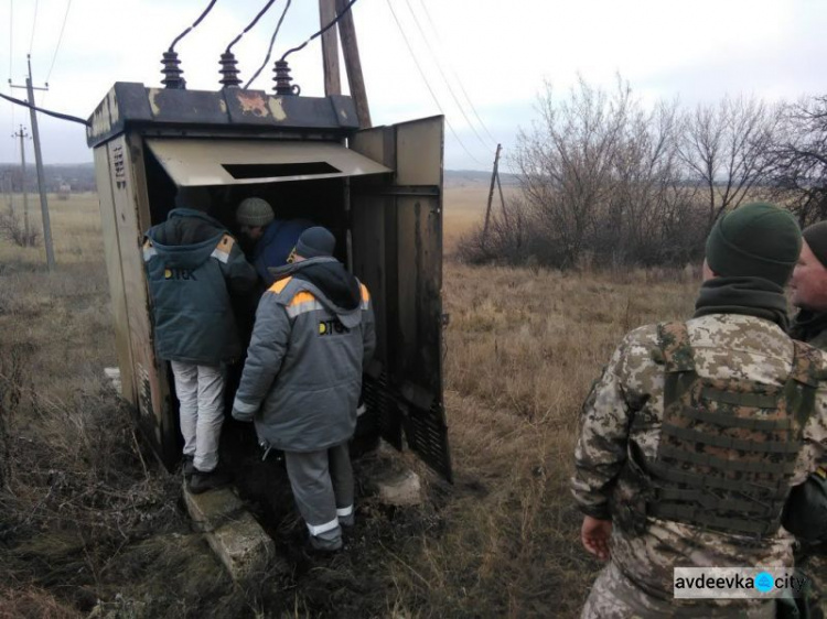 Авдеевские «симики» доставили подарки детям и военным, а также помогли вернуть свет (ФОТО)