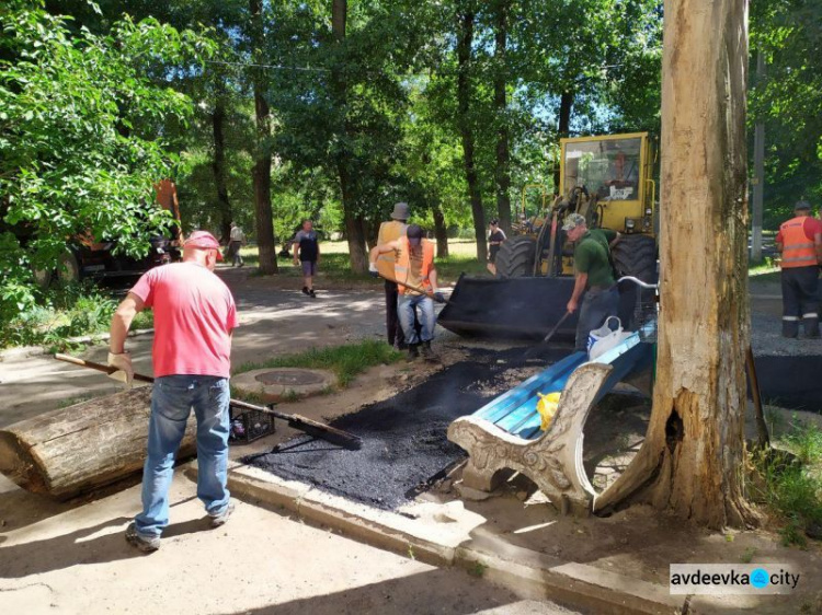 В Авдеевке приступили к ямочному ремонту дорог (ФОТОФАКТ)