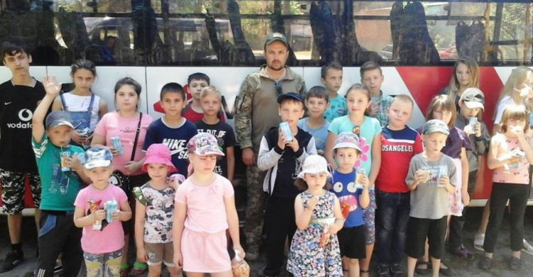 Авдеевские симики помогли детворе безопасно вернуться в родной город, а защитников Украины порадовали нужными подарками (ФОТО)