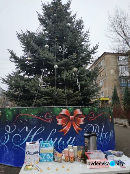 Гарячий чай, добрі побажання і ласощі: в Авдіївці гостинно запрошували на "Різдвяний вечір" (ФОТО)