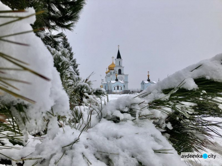 В Авдеевке выпал снег (ФОТОФАКТ)