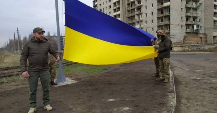 В Авдіївці з’явився новий оберіг – флаг України на в’їзді в місто з боку Донецька