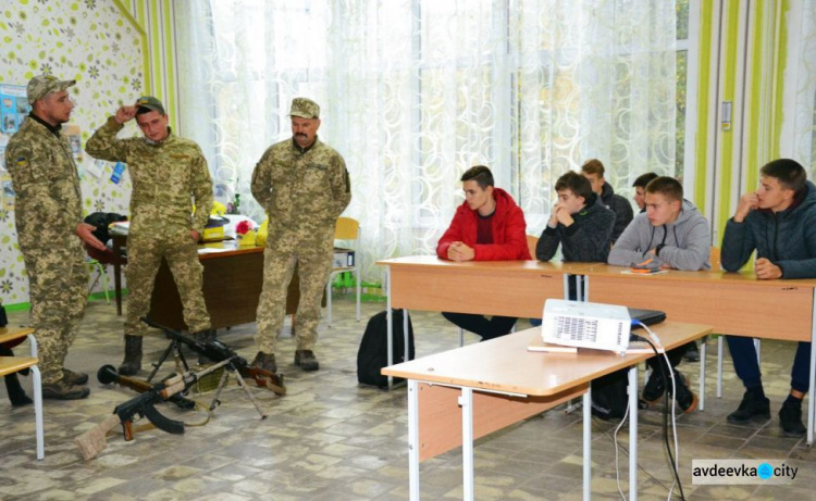 Военные провели Урок мужества в прифронтовой Авдеевке: фоторепортаж