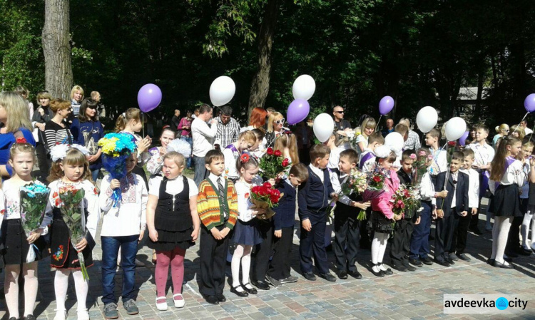 В Авдеевских школах прозвенели последние звонки (ФОТОРЕПОРТАЖ)