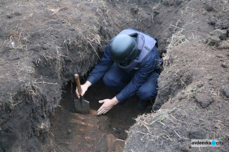 На Донетчине пиротехники ликвидируют крупный склад "старых" снарядов и мин (ФОТО)