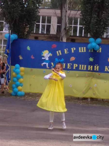 Фоторепортаж: День знаний в Авдеевке - вышиванки, юбилей, улыбки и слёзы