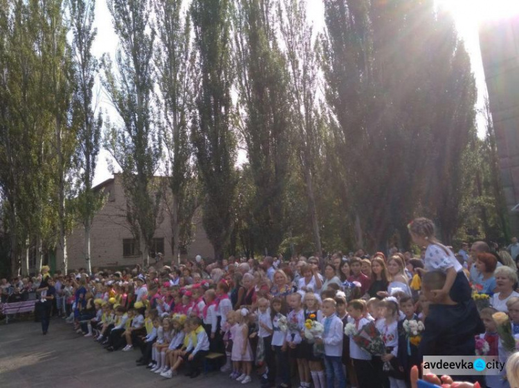 Фоторепортаж: День знаний в Авдеевке - вышиванки, юбилей, улыбки и слёзы