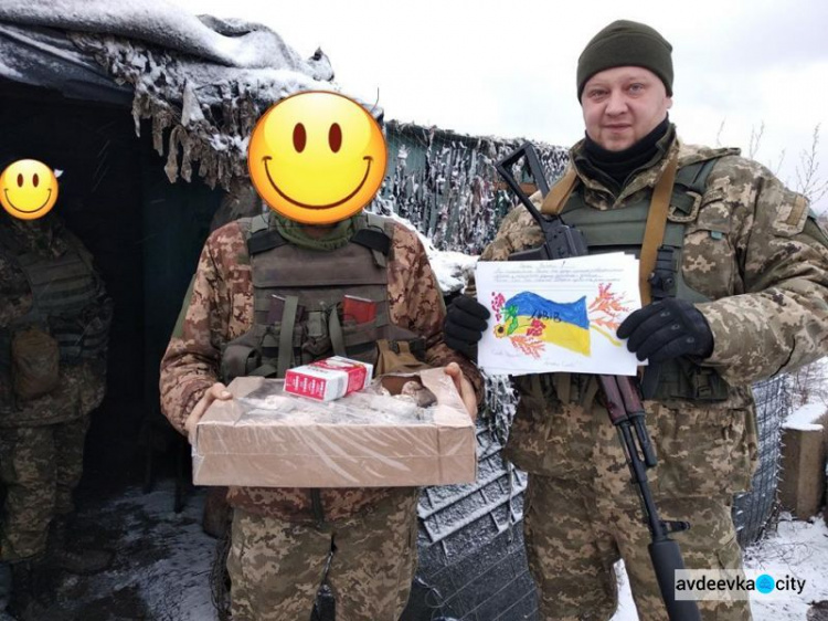 Авдеевские "симики" накануне праздников развезли подарки детям и военным (ФОТО)