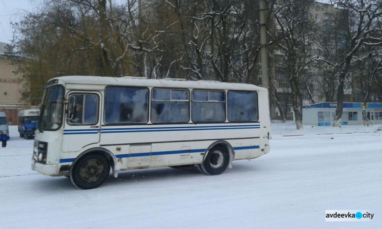 Авдеевские коммунальщики вышли на борьбу с последствиями снегопада (ФОТОФАКТ)