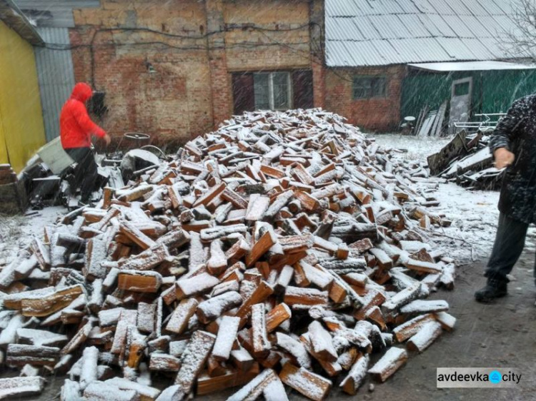 В Авдеевке нуждающимся раздали дрова (ФОТО)