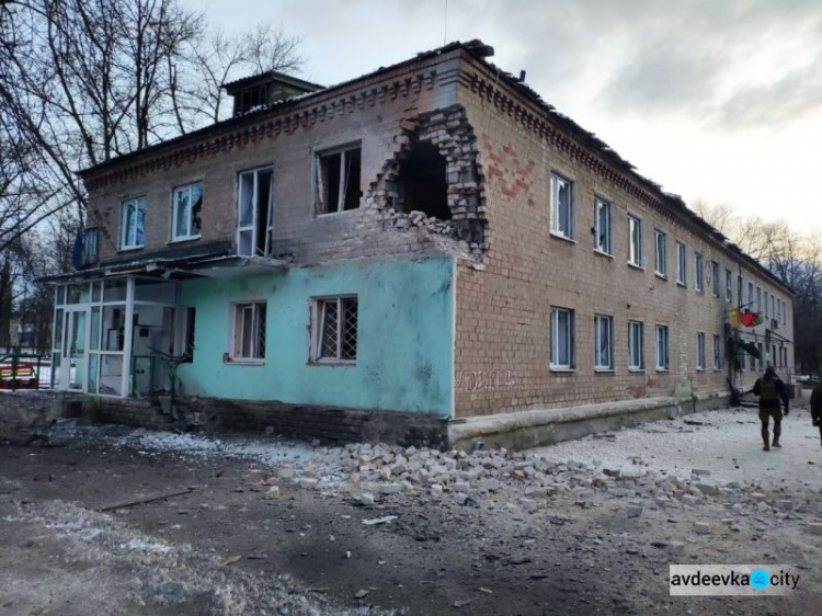 В Авдіївці під обстріли потрапили дев’ятиповерхівка, крамниця та адміністративна будівля