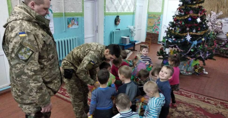 Авдеевские "симики" накануне праздников развезли подарки детям и военным (ФОТО)