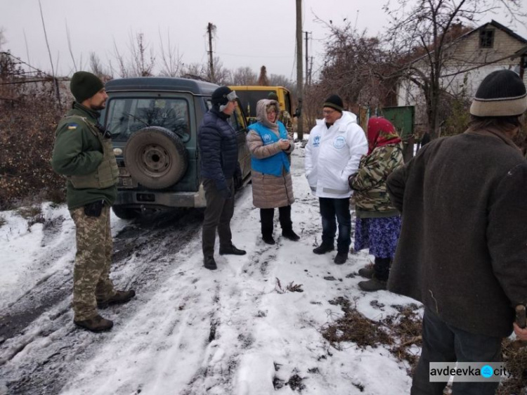 Авдеевские «симики» развозили подарки и учили безопасности (ФОТО)