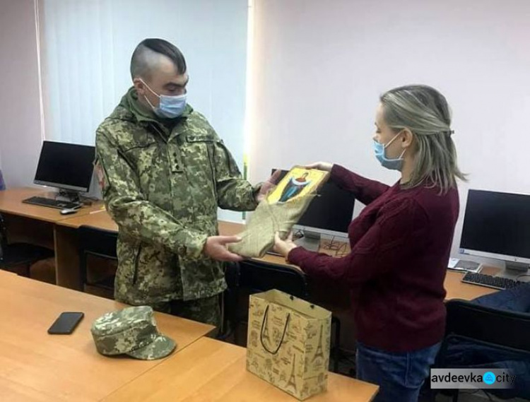 В Авдіївці підопічні терцентру подарували військовослужбовцям оберіги