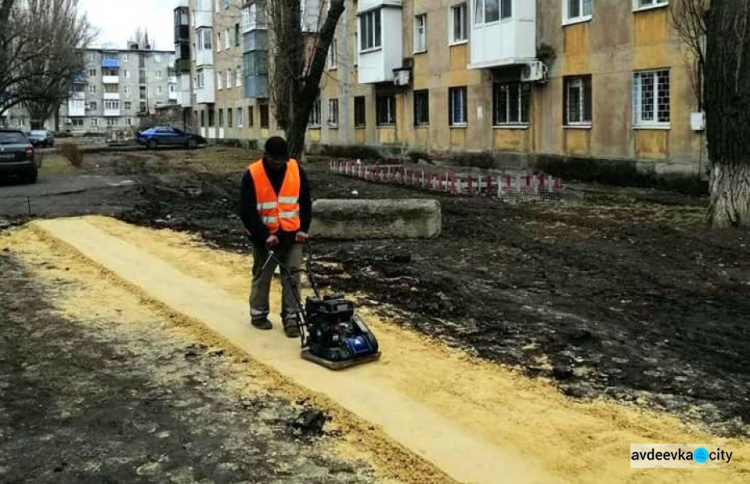 Коммунальщики Авдеевки соорудили для горожан новую пешеходную дорожку