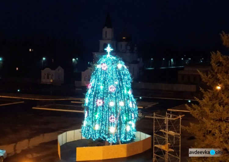 В Авдеевке возле Дворца культуры засияла новогодними огнями ёлка-героиня