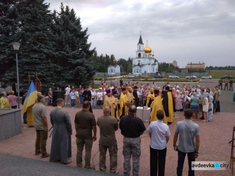 Авдеевка массово помолилась за мир: фоторепортаж