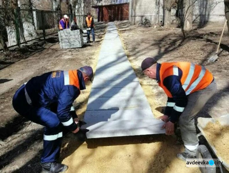 Комунальники облаштували в Авдіївці пішохідну зону