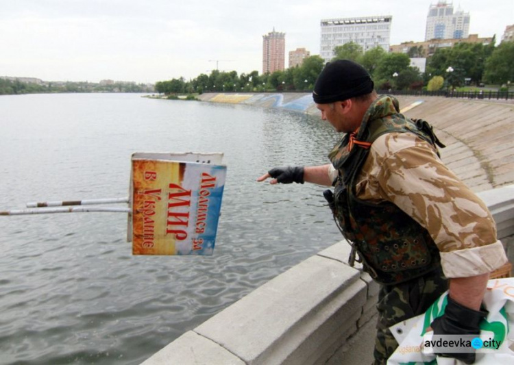 Фотокнигу о российско-украинской войне Сергея Ваганова презентовали жителям Донетчины