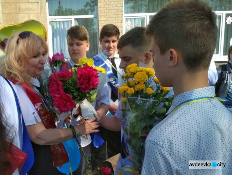 В школах Авдеевки прозвенели последние звонки (ФОТО)