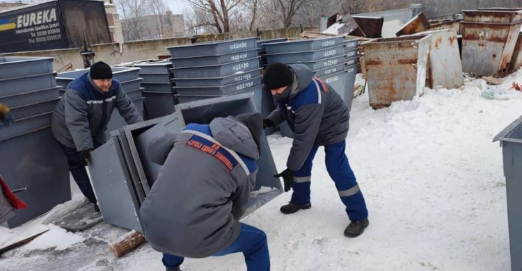 Авдіївські комунальники продовжують встановлення нових контейнерів для ТВП у місті (ФОТОФАКТ)