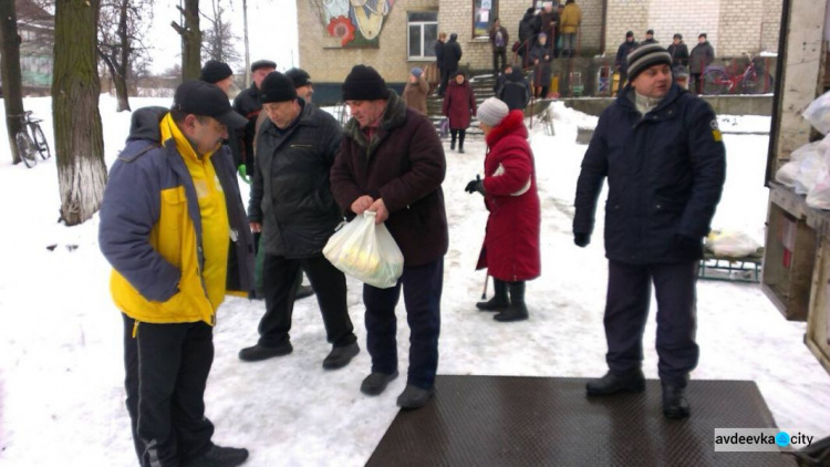 Офицеры Cimic Avdeevka помогли доставить помощь от Гуманитарного штаба