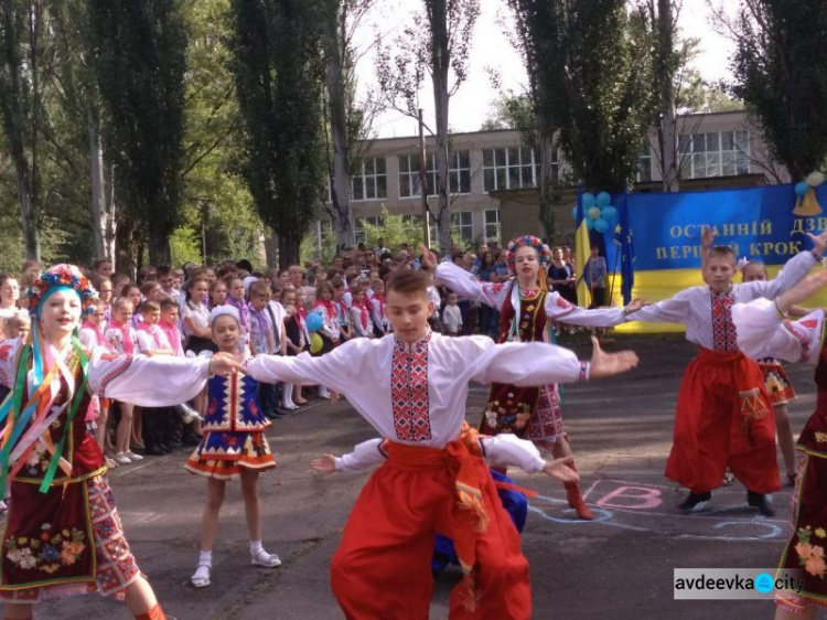 Для авдеевских школьников прозвенел последний звонок (ВИДЕО/ФОТООТЧЕТ)