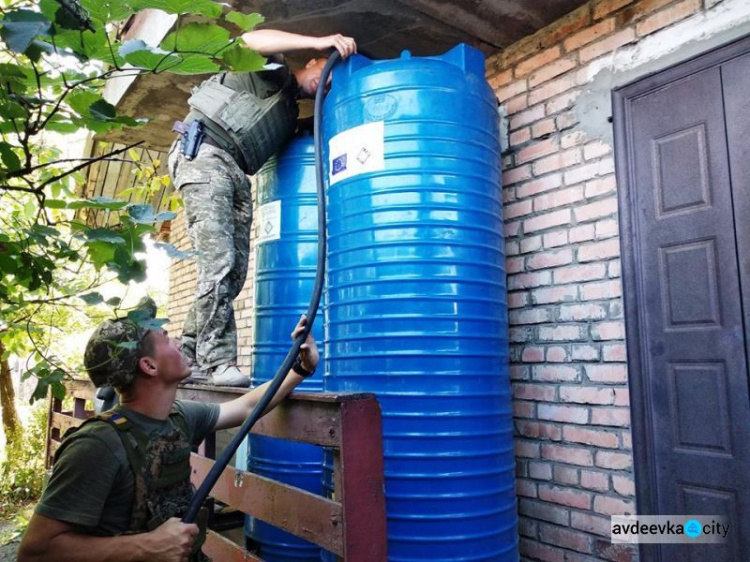 Авдеевские «симики» развезли воду и наборы, а получили новые пособия (ФОТО)