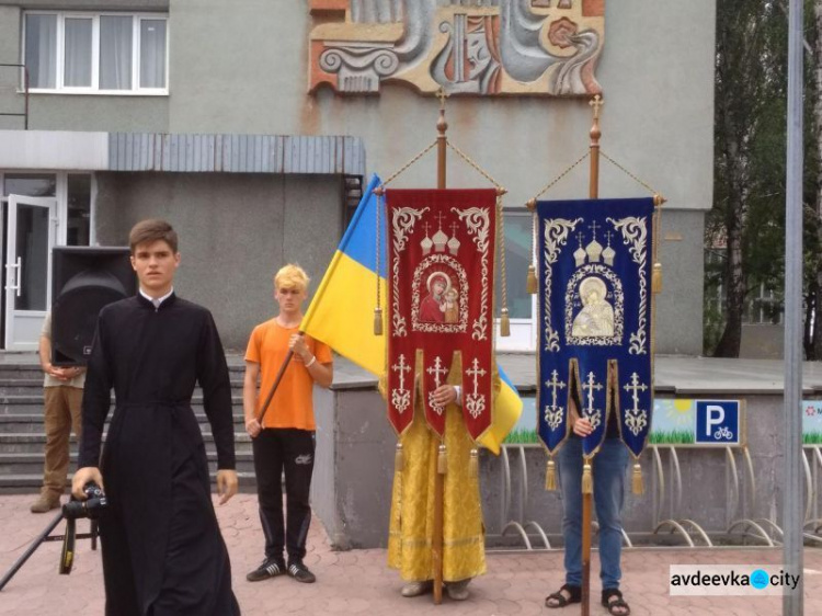 Авдеевка массово помолилась за мир: фоторепортаж