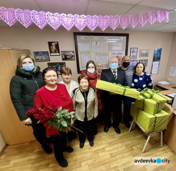 Авдеевские коксохимики поздравили городскую общественную организацию ветеранов с 35-летием создания