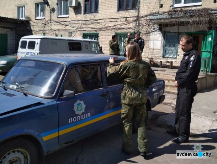 Полицейские Авдеевки отработали задержание преступника (ФОТО)