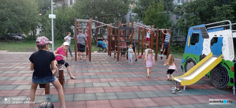 На новой детской площадке, подаренной городу Метинвестом, кипит жизнь (ФОТОФАКТ)