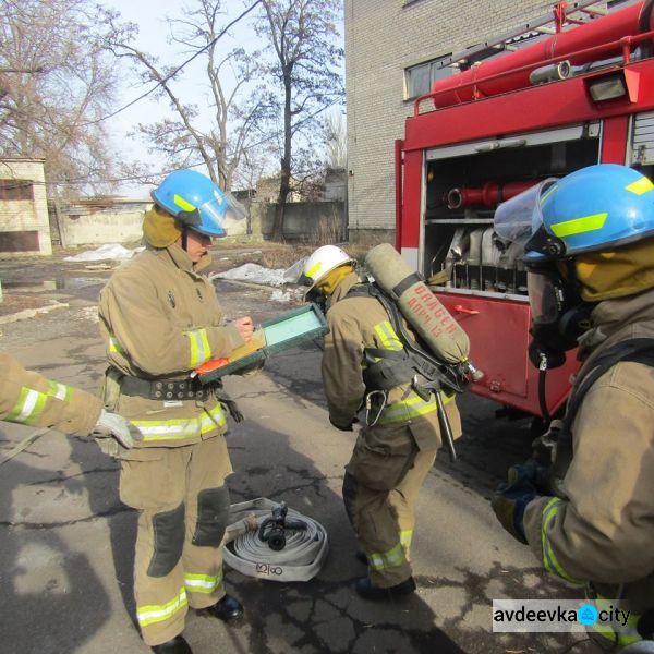 Авдеевские спасатели тушили условный пожар на избирательном участке (ФОТО)