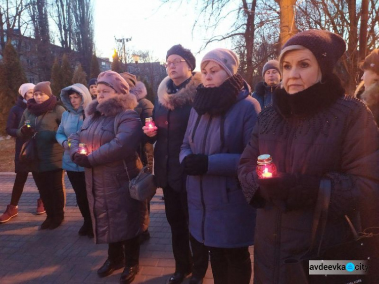 Згадуючи жертв голодоморів: Авдіївка долучилася до акції "Запали свічку" (ФОТО)