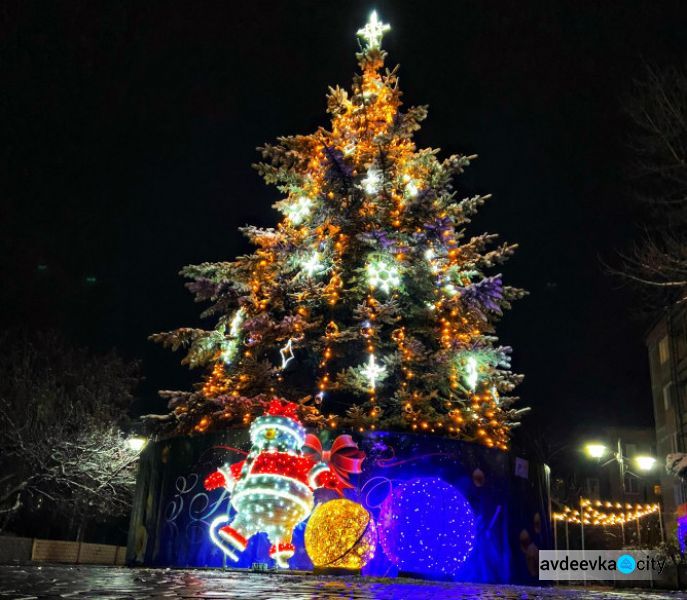 Когда в Авдеевке снимут новогодние украшения с елок