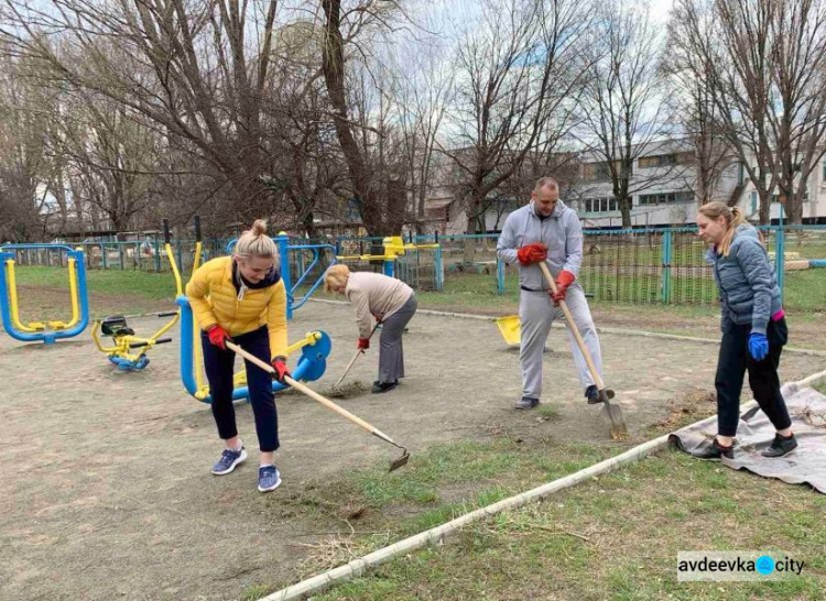 Працівники спортивних установ долучилися до прибирання Авдіївки