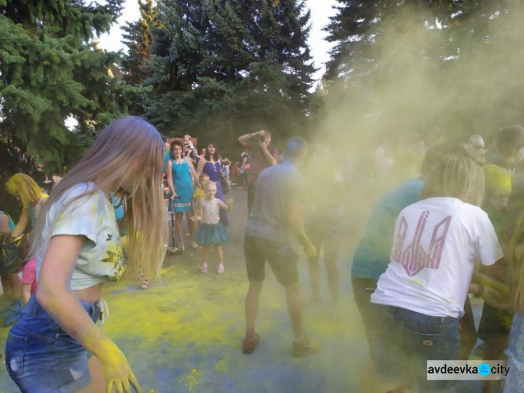 День независимости в Авдеевке: награждения, метания красок и концерт (ФОТОРЕПОРТАЖ)