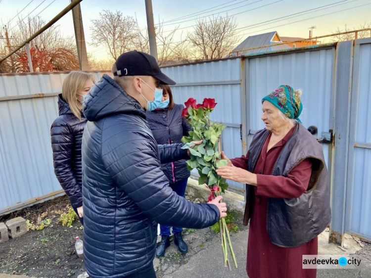 Авдеевские коксохимики поздравили с 90-летним юбилеем ветерана предприятия