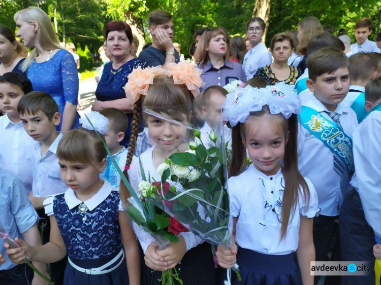 В школах Авдеевки ярко и трогательно отшумели последние звонки (ФОТОРЕПОРТАЖ)